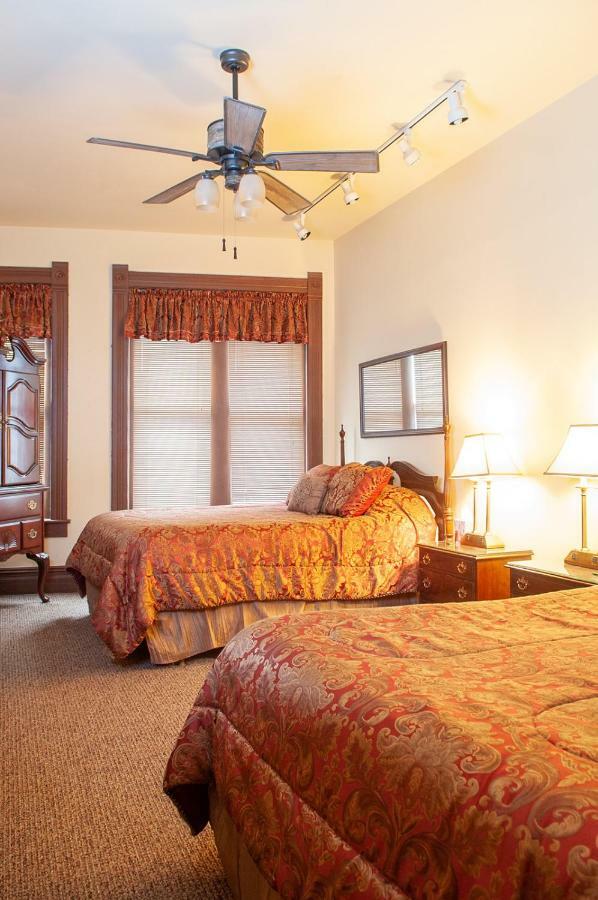 Ellinwood The Historic Wolf Hotel מראה חיצוני תמונה