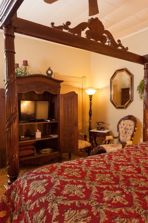 Ellinwood The Historic Wolf Hotel מראה חיצוני תמונה