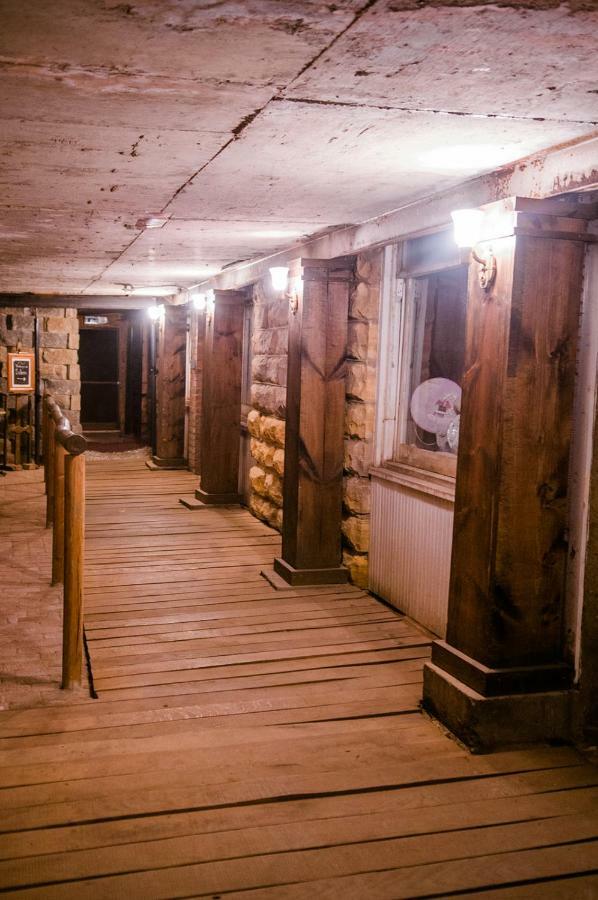 Ellinwood The Historic Wolf Hotel מראה חיצוני תמונה