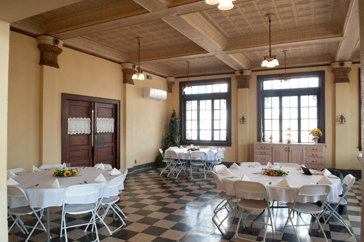 Ellinwood The Historic Wolf Hotel מראה חיצוני תמונה