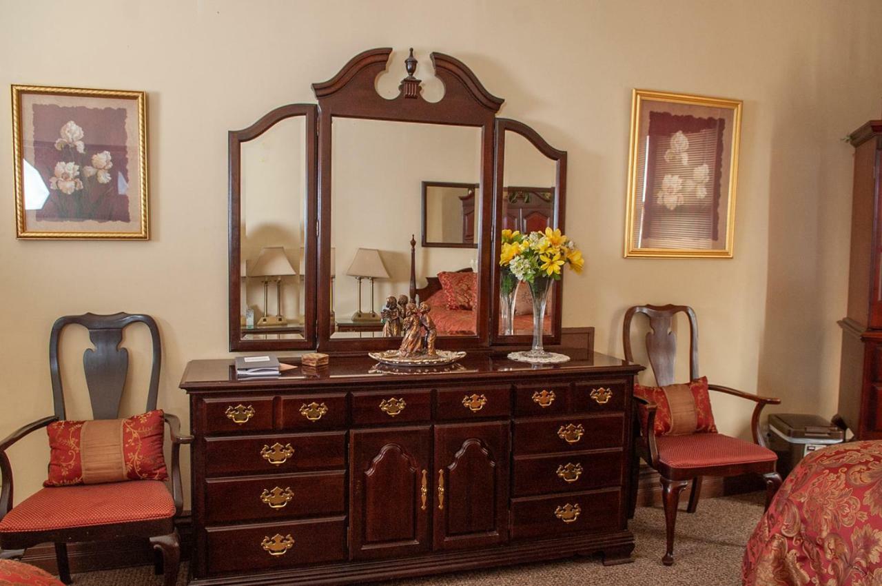 Ellinwood The Historic Wolf Hotel מראה חיצוני תמונה