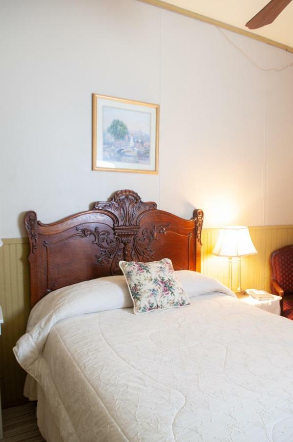 Ellinwood The Historic Wolf Hotel מראה חיצוני תמונה