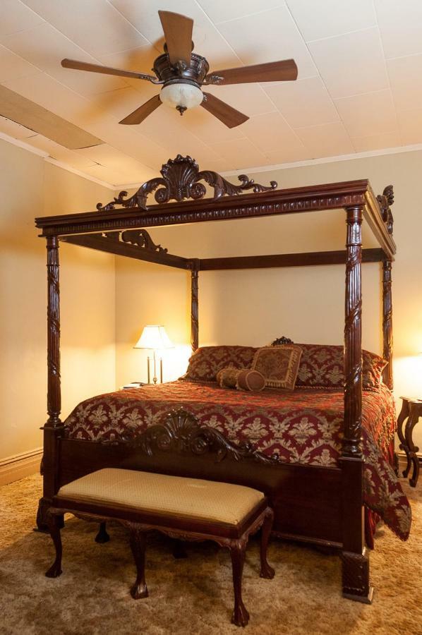 Ellinwood The Historic Wolf Hotel מראה חיצוני תמונה