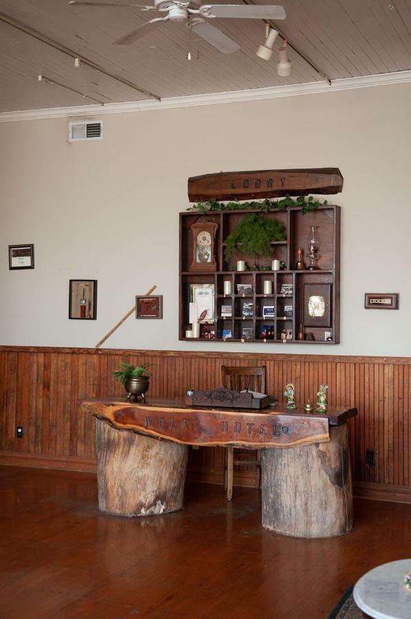Ellinwood The Historic Wolf Hotel מראה חיצוני תמונה